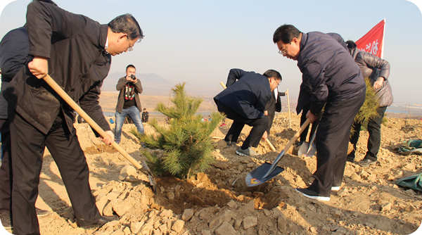 Sang Fuling, Secretary of the Zhucheng Municipal Party Committee, participated in the 2017 spring tree planting festival afforestation site