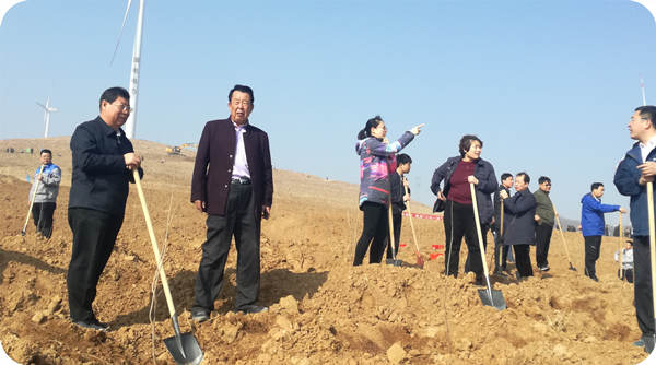 Secretary of the Zhucheng Municipal Party Committee Sang Fuling Mayor Liu Fengmei participated in the 2018 Spring Arbor Day afforestation site