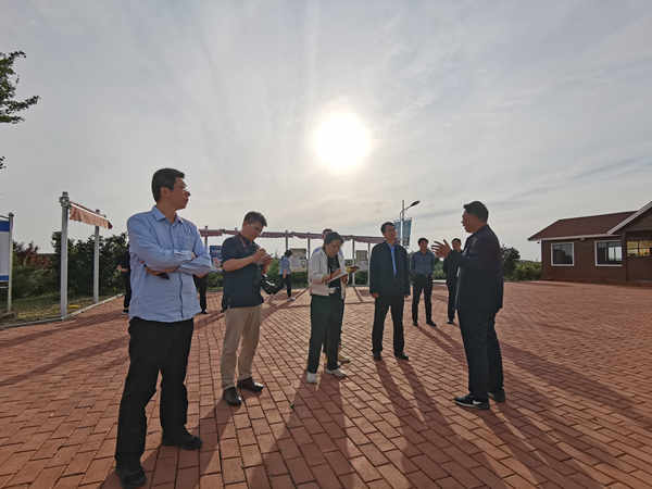 Ji Zheng, deputy editor-in-chief of Economic Daily, came to the base for investigation